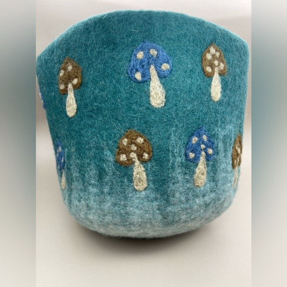 UO Mushroom Felted Planter Cover, Green, NWT - Picture 6 of 10